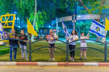 Kiryat Bialik, İsrail - 30 Nisan 2025 Bağımsızlık Günü Bağımsızlık Günü 'nde İsrail' in Kiryat Bialik kentinde Rehine Matan Angrest ailesini ve diğer tüm rehine ailelerini destekleyen bir toplantı.