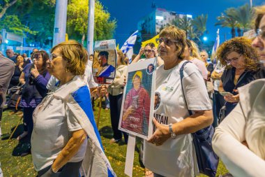 Kiryat Bialik, İsrail - 30 Nisan 2025 Bağımsızlık Günü Bağımsızlık Günü 'nde İsrail' in Kiryat Bialik kentinde Rehine Matan Angrest ailesini ve diğer tüm rehine ailelerini destekleyen bir toplantı.