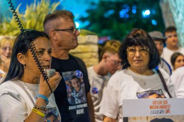 Kiryat Bialik, İsrail - 30 Nisan 2025: Bağımsızlık Günü 'nde, Rehine Matan Angrest' in ailesiyle birlikte, İsrail 'in Kiryat Bialik kentindeki tüm rehine ailelerine destek vererek Bağımsızlık Günü' nde