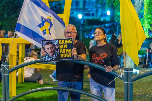 Kiryat Bialik, İsrail - 30 Nisan 2025 Bağımsızlık Günü Bağımsızlık Günü 'nde İsrail' in Kiryat Bialik kentinde Rehine Matan Angrest ailesini ve diğer tüm rehine ailelerini destekleyen bir toplantı.