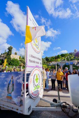 Hayfa, İsrail - 04 Mayıs 2025: Bahai Tapınağı yakınlarındaki Mount Carmel geçit törenimiz, Hayfa, İsrail. Bu yıllık etkinlik, Birinci Dünya Savaşı 'nda Mary heykelinin saklanması anısına düzenlenmiştir.