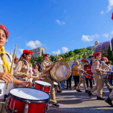 Hayfa, İsrail - 04 Mayıs 2025: Mount Carmel Leydimiz, gözcüler ve diğerleriyle birlikte Bahai Tapınağı ve bahçeleri yakınlarında, Hayfa, İsrail. Bu yıllık etkinlik, Birinci Dünya Savaşı 'nda Mary heykelinin saklanması anısına düzenlenmiştir.