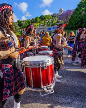 Hayfa, İsrail - 04 Mayıs 2025: Mount Carmel Leydimiz, gözcüler ve diğerleriyle birlikte Bahai Tapınağı ve bahçeleri yakınlarında, Hayfa, İsrail. Bu yıllık etkinlik, Birinci Dünya Savaşı 'nda Mary heykelinin saklanması anısına düzenlenmiştir.