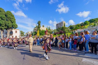 Hayfa, İsrail - 04 Mayıs 2025: Mount Carmel Leydimiz, gözcüler ve diğerleriyle birlikte Bahai Tapınağı ve bahçeleri yakınlarında, Hayfa, İsrail. Bu yıllık etkinlik, Birinci Dünya Savaşı 'nda Mary heykelinin saklanması anısına düzenlenmiştir.