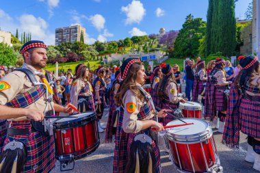 Hayfa, İsrail - 04 Mayıs 2025: Mount Carmel Leydimiz, gözcüler ve diğerleriyle birlikte Bahai Tapınağı ve bahçeleri yakınlarında, Hayfa, İsrail. Bu yıllık etkinlik, Birinci Dünya Savaşı 'nda Mary heykelinin saklanması anısına düzenlenmiştir.