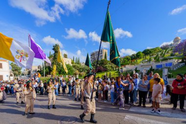 Hayfa, İsrail - 04 Mayıs 2025: Mount Carmel Leydimiz, gözcüler ve diğerleriyle birlikte Bahai Tapınağı ve bahçeleri yakınlarında, Hayfa, İsrail. Bu yıllık etkinlik, Birinci Dünya Savaşı 'nda Mary heykelinin saklanması anısına düzenlenmiştir.