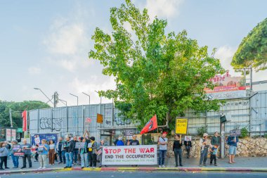 Hayfa, İsrail - 3 Mayıs 2025: İnsanlar çeşitli işaret ve bayraklarla bir protesto yürüyüşüne katılıyor, savaşın sona ermesi ve rehine anlaşmasının tamamlanması çağrısında bulunuyorlar. Hayfa, İsrail