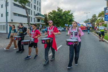 Hayfa, İsrail - 3 Mayıs 2025: İnsanlar savaşın sona ermesi, rehine anlaşmasının tamamlanması ve yeni seçimler için çağrıda bulunan bir protesto yürüyüşüne (Pembe Cephe Grubu) katıldı. Hayfa, İsrail