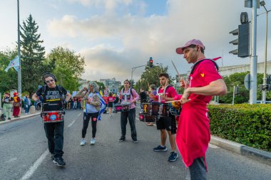 Hayfa, İsrail - 3 Mayıs 2025: İnsanlar savaşın sona ermesi, rehine anlaşmasının tamamlanması ve yeni seçimler için çağrıda bulunan bir protesto yürüyüşüne (Pembe Cephe Grubu) katıldı. Hayfa, İsrail