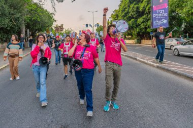 Hayfa, İsrail - 3 Mayıs 2025: İnsanlar savaşın sona ermesi, rehine anlaşmasının tamamlanması ve yeni seçimler için çağrıda bulunan bir protesto yürüyüşüne (Pembe Cephe Grubu) katıldı. Hayfa, İsrail