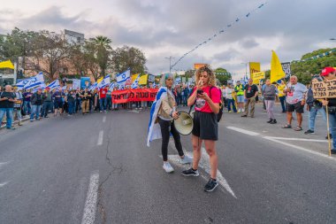 Hayfa, İsrail - 3 Mayıs 2025: Protesto lideri Rotem Perelman - Farhi kalabalığa sesleniyor, savaşı sona erdirme, rehine anlaşmasının tamamlanması ve yeni seçimler çağrısında bulunuyor. Hayfa, İsrail