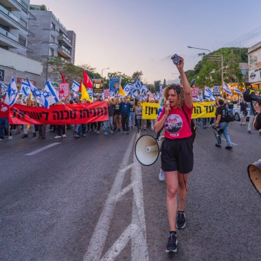 Hayfa, İsrail - 3 Mayıs 2025: Protesto lideri Rotem Perelman - Yürüyüşün başında Farhi, protesto mitinginde savaşın sona ermesi, rehine anlaşmasının tamamlanması ve yeni seçimlerin yapılması çağrısında bulundu. Hayfa, İsrail