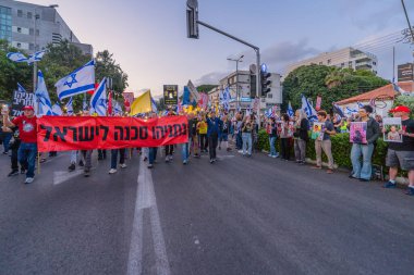 Hayfa, İsrail - 3 Mayıs 2025: İnsanlar yürüyor, diğerleri Hayfa, İsrail 'de düzenlenen protesto mitinginde Gazze' de öldürülen çocukları protesto ediyor