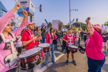 Hayfa, İsrail - 3 Mayıs 2025: Pembe cephe grubu, savaşın sona ermesi, rehine anlaşmasının tamamlanması ve yeni seçimler için düzenlenen bir protesto mitingine katıldı. Hayfa, İsrail