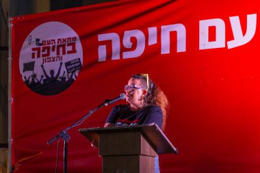 Hayfa, İsrail - 3 Mayıs 2025: Protesto lideri Gali Eshet Bazak kalabalığa hitaben yaptığı konuşmada, savaşı sona erdirme, rehine anlaşmasının tamamlanması ve yeni seçimler çağrısında bulundu. Hayfa, İsrail