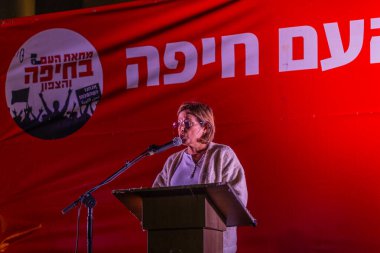 Hayfa, İsrail - 3 Mayıs 2025: Sigalit Hillel, savaşın sona ermesi, rehine anlaşmasının tamamlanması ve yeni seçimler için düzenlenen protesto mitinginin bir parçası olarak kalabalığa seslendi. Hayfa, İsrail