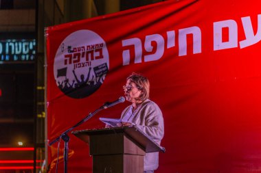 Hayfa, İsrail - 3 Mayıs 2025: Sigalit Hillel, savaşın sona ermesi, rehine anlaşmasının tamamlanması ve yeni seçimler için düzenlenen protesto mitinginin bir parçası olarak kalabalığa seslendi. Hayfa, İsrail