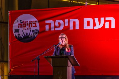 Hayfa, İsrail - 03 Mayıs 2025: Eylemci Mika Almog, savaşın sona ermesi, rehine anlaşmasının tamamlanması ve yeni seçimler çağrısında bulunan bir protesto mitinginde kalabalığa seslendi. Hayfa, İsrail