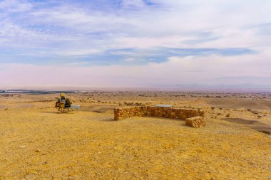 Hazeva, İsrail - 16 Ocak 2025: Güney İsrail 'deki Arava Çölü manzaralı Lotan Köle Anıt Koltuğu