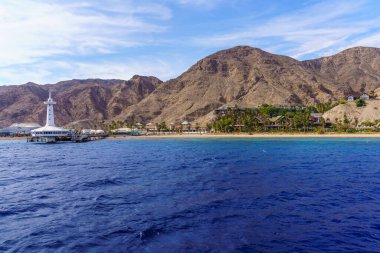 Eilat, İsrail - 17 Ocak 2025: Güney İsrail, Eilat 'taki Akabe Körfezi sahili ve yakındaki dağlarla birlikte Sualtı Gözlemevi manzarası