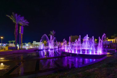 Eilat, İsrail - 17 Ocak 2025: Müzikal Çeşme Sahnesi görsel-işitsel gösterisi, Eilat, Güney İsrail