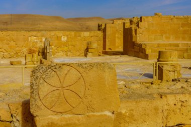 Doğu Kilisesi manzarası (Azizler ve Şehitler Kilisesi), antik Nabataean şehri Mamshit, Negev Çölü, Güney İsrail