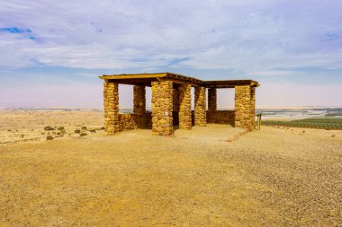 Bir gözlem noktası, Arava Çölü manzarası üzerinde, tarih plantasyonu ile. Güney İsrail