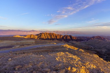 Mısır sınırındaki Yoash Dağı 'ndan kış günbatımı manzarası. Massive Eilat Doğa Rezervi, Güney İsrail