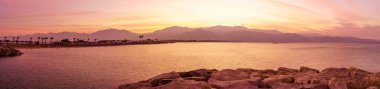 Akabe Körfezi 'nin panoramik manzarası, Eilat ve Akabe ile birlikte, bir kış gündoğumu, Eilat, güney İsrail' den
