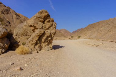 Eilat, Güney İsrail yakınlarındaki çöl dağlarındaki Shlomo Vadisi manzarası