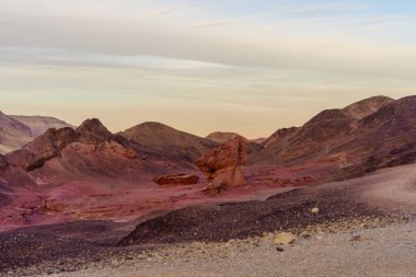 Güney İsrail 'deki Timna çöl parkındaki kaya oluşumları ve manzaranın günbatımı manzarası