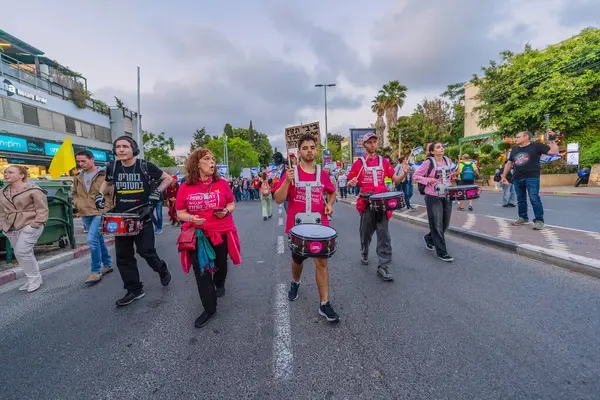 Hayfa, İsrail - 3 Mayıs 2025: İnsanlar savaşın sona ermesi, rehine anlaşmasının tamamlanması ve yeni seçimler için çağrıda bulunan bir protesto yürüyüşüne (Pembe Cephe Grubu) katıldı. Hayfa, İsrail