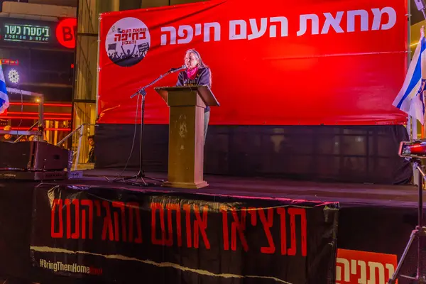 Hayfa, İsrail - 3 Mayıs 2025: Gaby Lasky kalabalığa hitaben yaptığı konuşmada, savaşın sona ermesi, rehine anlaşmasının tamamlanması ve yeni seçimler çağrısında bulundu. Hayfa, İsrail