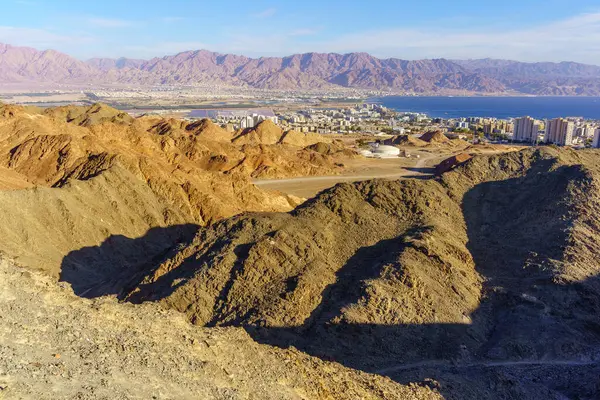 Eilat şehri ve Akabe Körfezi ile birlikte çöl dağları manzarası. Güney İsrail
