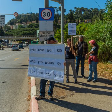 Hayfa, İsrail - 08 Mayıs 2025: İnsanlar Technion kapısının yanında durup rehineleri destekliyor ve öğretmenler grev yapıyor. Hayfa, İsrail