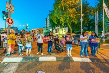 Kiryat Bialik, İsrail - 08 Mayıs 2025: İnsanlar Rehine Matan Angrest ailesini ve İsrail 'in Kiryat Bialik kentindeki tüm rehine ailelerini desteklemek için protesto ediyorlar