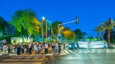 Kiryat Bialik, İsrail - 08 Mayıs 2025: İnsanlar Rehine Matan Angrest ailesini ve İsrail 'in Kiryat Bialik kentindeki tüm rehine ailelerini desteklemek için protesto ediyorlar