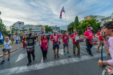 Hayfa, İsrail - 10 Mayıs 2025: İnsanlar savaşın sona ermesi, rehine anlaşmasının tamamlanması ve yeni seçimler çağrısında bulunan bir protesto yürüyüşüne (Pembe Cephe Grubu) katılıyor. Hayfa, İsrail