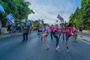 Hayfa, İsrail - 10 Mayıs 2025: Bibi Netanyahu 'yu (o gidene kadar) bir protesto yürüyüşü kapsamında sepetleyen sembolik, savaşın sona ermesi, rehine anlaşması ve yeni seçimler çağrısında bulundu. Hayfa, İsrail