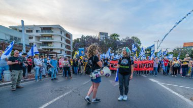 Hayfa, İsrail - 10 Mayıs 2025: Protesto lideri Rotem Perelman - Farhi kalabalığa sesleniyor, savaşı sona erdirme, rehine anlaşmasının tamamlanması ve yeni seçimler çağrısında bulunuyor. Hayfa, İsrail