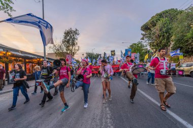 Hayfa, İsrail - 10 Mayıs 2025: Bibi Netanyahu 'yu (o gidene kadar) bir protesto yürüyüşü kapsamında sepetleyen sembolik, savaşın sona ermesi, rehine anlaşması ve yeni seçimler çağrısında bulundu. Hayfa, İsrail