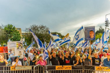 Hayfa, İsrail - 10 Mayıs 2025: İnsanlar IDF 'nin Hava Kuvvetleri Navigatörü Asaf Dagan' ı şehit asker olarak tanımamasını protesto ediyor ama sivil Jabo Erlich 'i bir asker olarak tanıyorlar. Hayfa, İsrail
