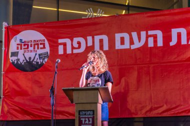 Hayfa, İsrail - 10 Mayıs 2025: Protesto lideri Rotem Perelman - Farhi kalabalığa sesleniyor, savaşı sona erdirme, rehine anlaşmasının tamamlanması ve yeni seçimler çağrısında bulunuyor. Hayfa, İsrail