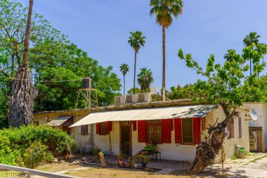 Nesher, İsrail - 10 Mayıs 2025: Nesher, İsrail 'deki tarihi Nesher çimento fabrikasının bir parçası olan işçi konutlarının manzarası