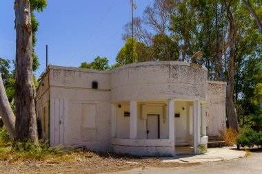 Nesher, İsrail 'deki tarihi Nesher çimento fabrikasının bir parçası olan yönetici konut binasının manzarası