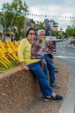 Hayfa, İsrail - 15 Mayıs 2025: Tabela ve bayraklı insanların günlük protesto gösterileri, rehineleri desteklemek, anlaşmanın Hayfa, İsrail 'de tamamlanması yönünde çağrıda bulunmaları