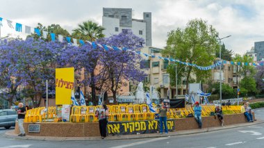 Hayfa, İsrail - 15 Mayıs 2025: Tabela ve bayraklı insanların günlük protesto gösterileri, rehineleri desteklemek, anlaşmanın Hayfa, İsrail 'de tamamlanması yönünde çağrıda bulunmaları