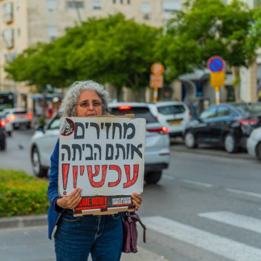 Hayfa, İsrail - 15 Mayıs 2025: İsrail 'in Hayfa kentinde çocukların işgali ve ölümüne karşı savaşın sona ermesi, rehine anlaşmasının imzalanması çağrısında bulunan barış eylemcileri