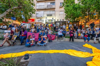 Hayfa, İsrail - 15 Mayıs 2025: Rehine posterleri ve diğer işaretlerle dolu kalabalık, rehineler Hayfa, İsrail 'in destek toplantısına katıldı