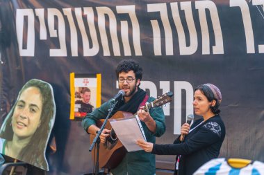 Hayfa, İsrail - 15 Mayıs 2025: Haham Naama Dafni Kellen rehineler, Hayfa, İsrail 'e destek veren kalabalığa sesleniyor